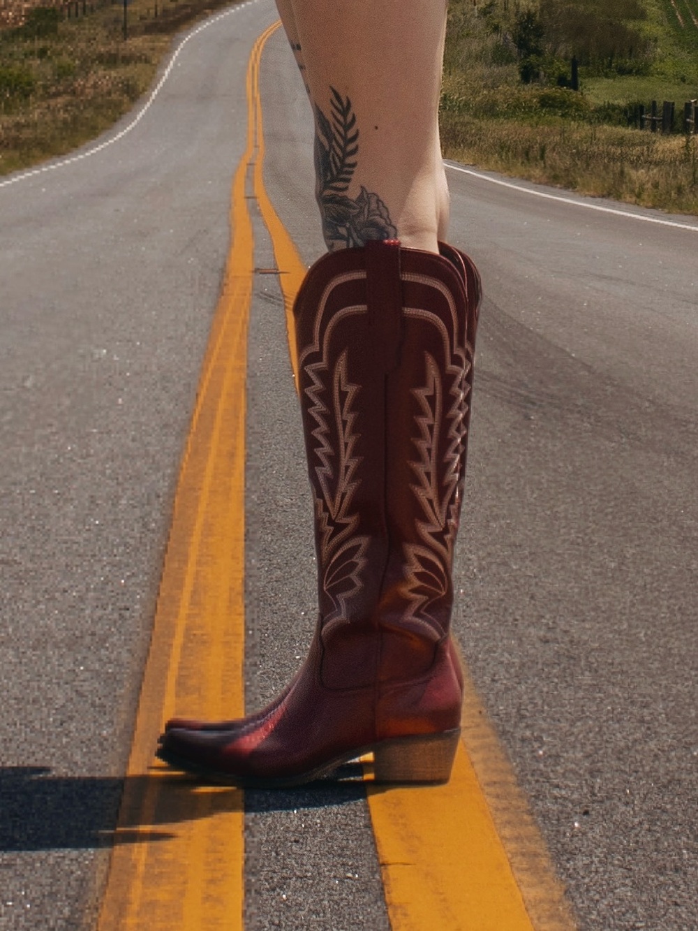 REDTOP THE LAUREY
CRIMSON EMBROIDERED COWGIRL BOOTS WITH CLASSIC WESTERN FLAIR